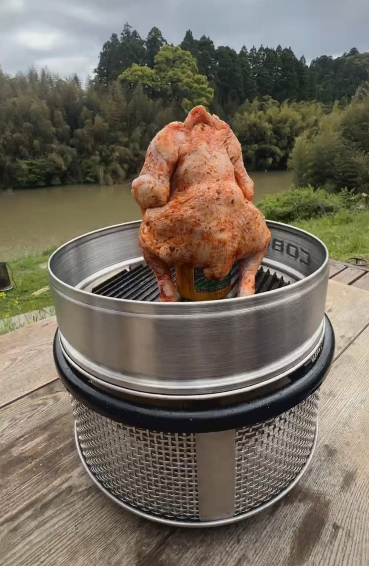 丸鶏を豪快に。ビア缶チキン